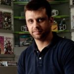 Eduardo Spohr distribui o suplemento de RPG do Filhos do Éden em dia de autógrafos